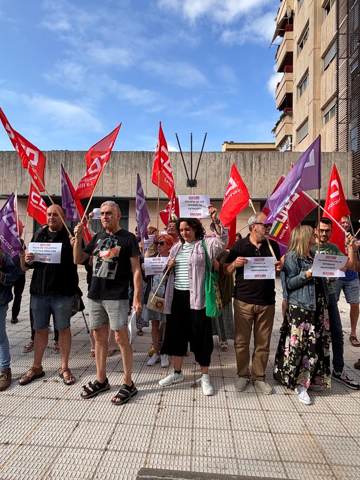 Imagenes de CCOO La Rioja manifestandose frente a la puerta de la oficina de extranjera de Logroo.